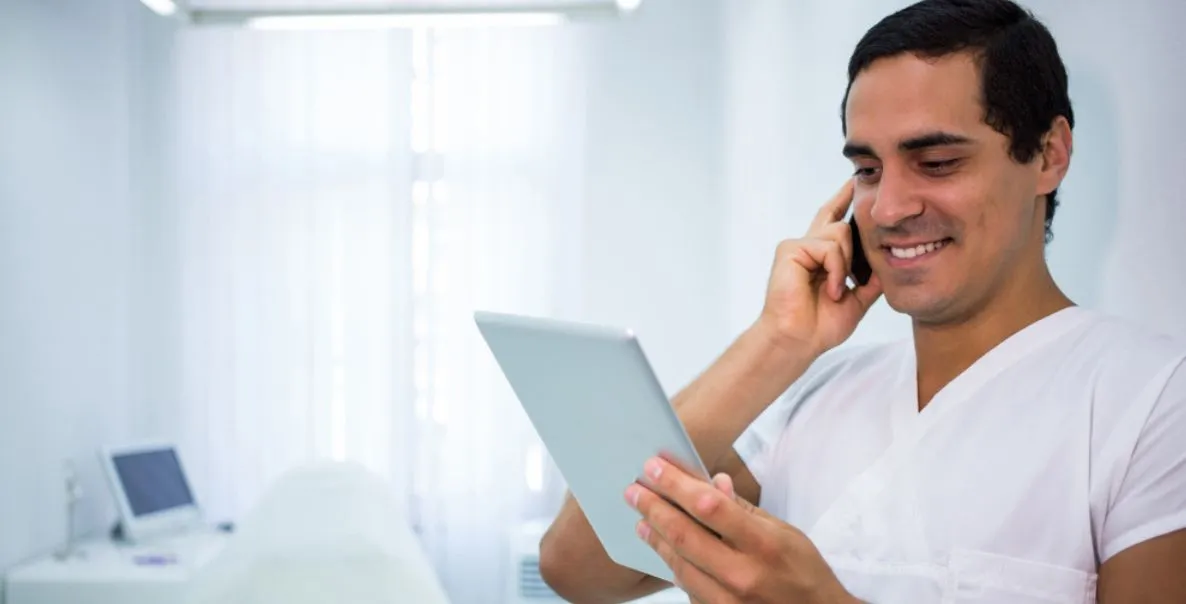 Profissional de saúde realizando gestão financeira e correção de erros tributários no consultório.