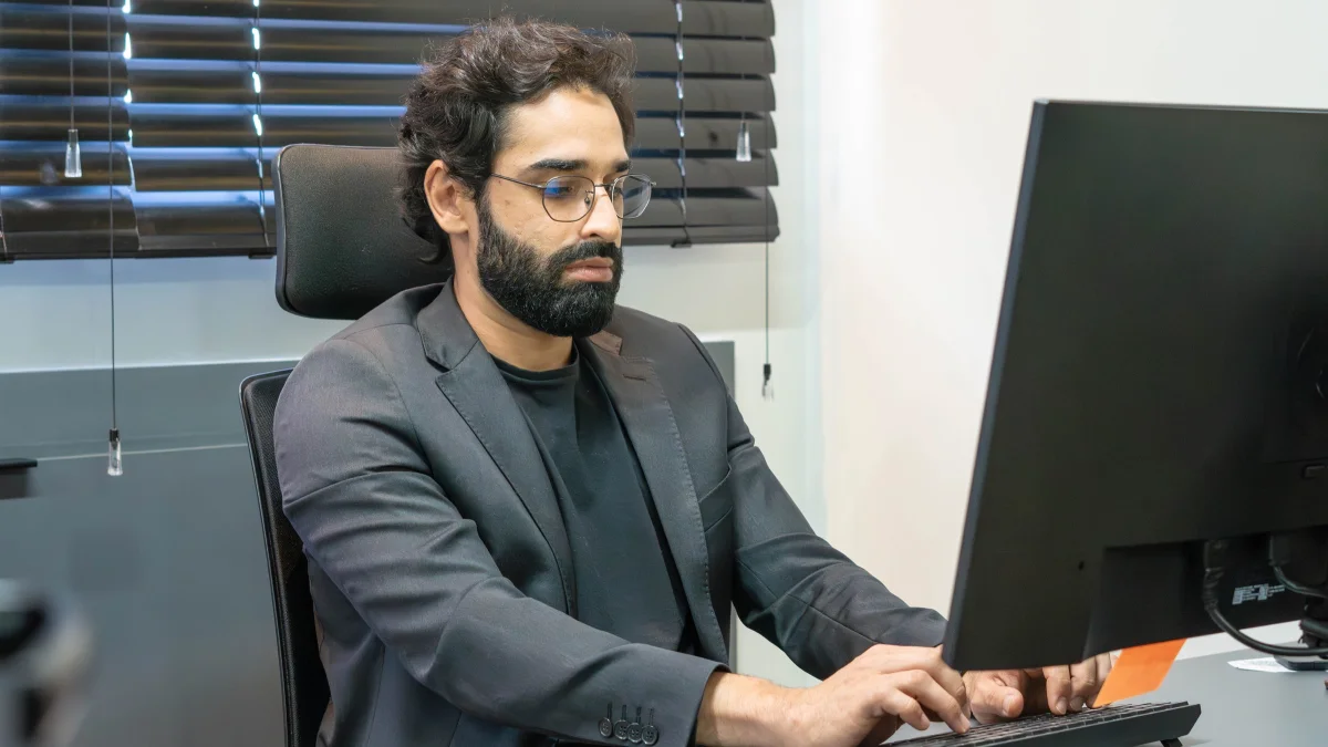 Especialista da Alva Medical trabalhando no computador