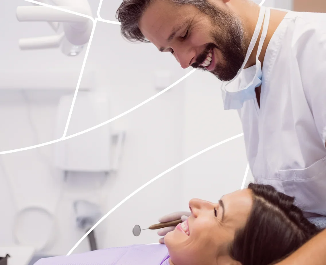 Dentista atendendo uma paciente no consultório