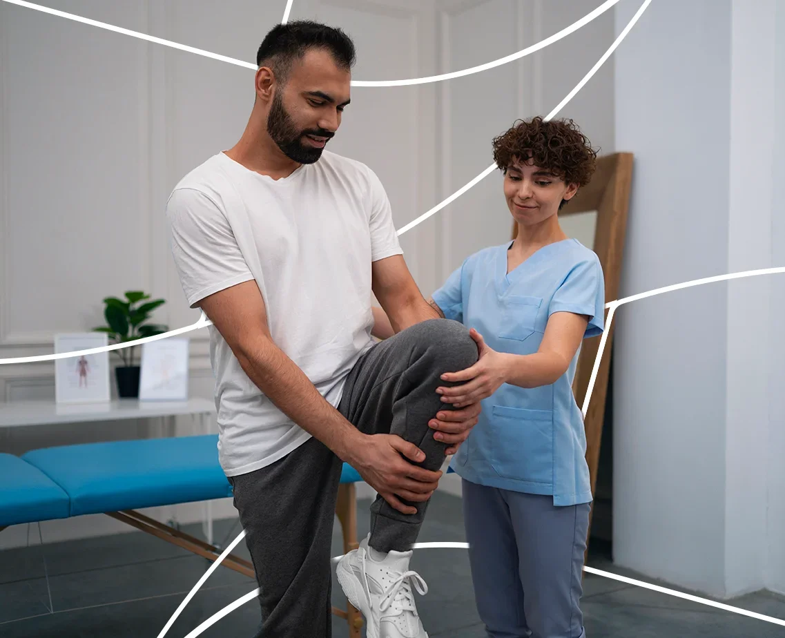 Fisioterapeuta atendendo um paciente