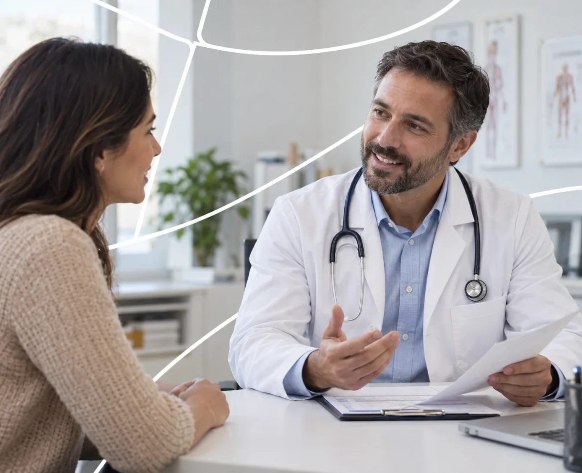 Médico conversando com uma paciente no consultório
